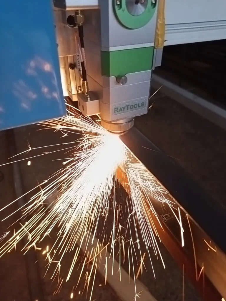 Fiber lézervágás közben szikrázó acéllemez