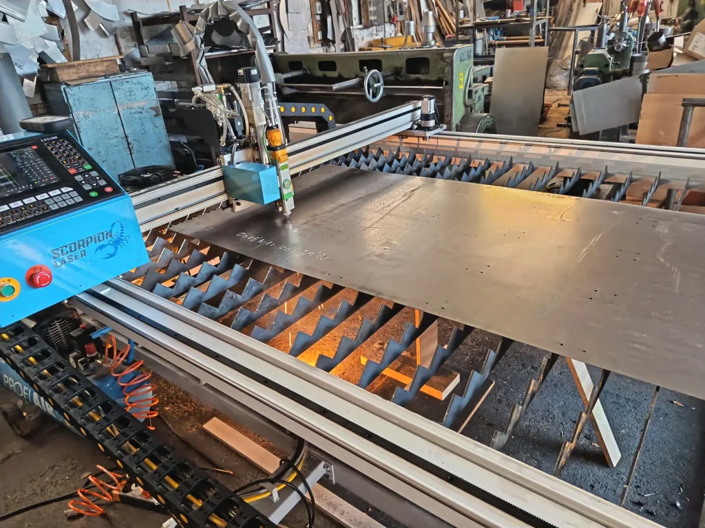 1500 × 3000 mm-es fiber lézervágó gép acéllemezzel